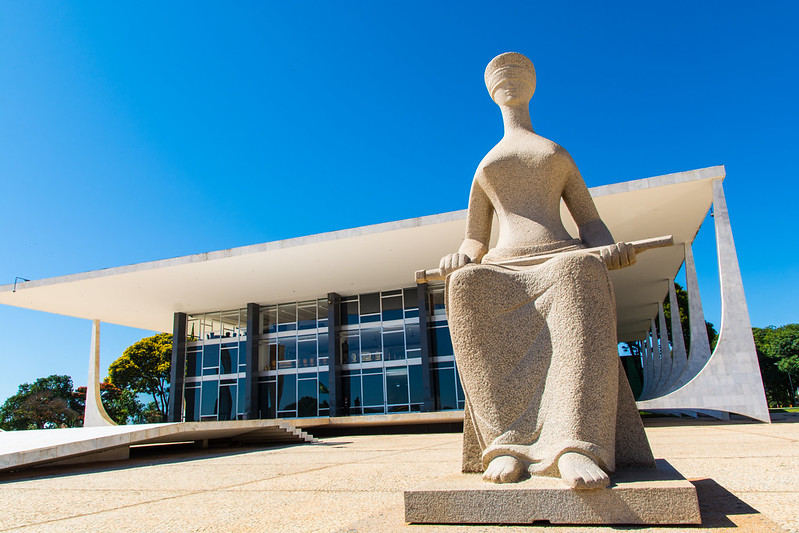 🏛️ Análise: Colunista Avalia que STF Atua em “Modo Sobrevivência” Diante de Pressões Institucionais
