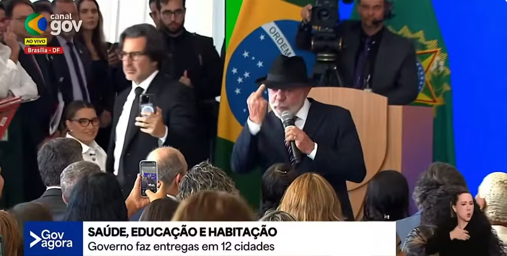 🖐️ Lula faz gesto obsceno durante evento oficial no Palácio do Planalto