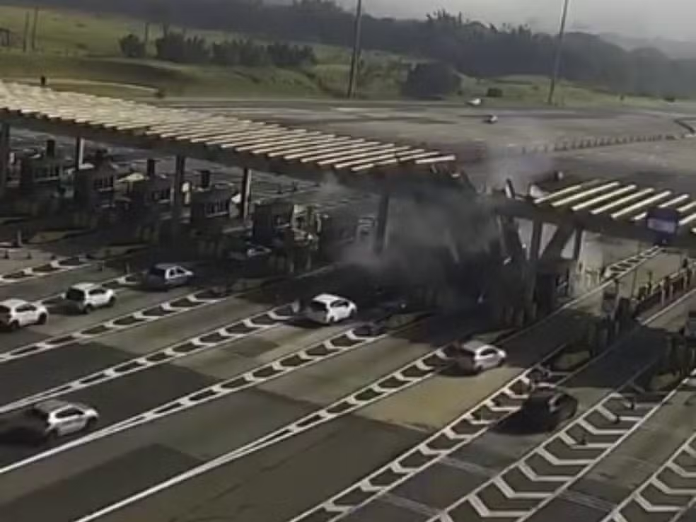 🚗💥 Carro é lançado a cerca de 6 metros de altura, atinge cobertura de pedágio e motorista morre em Campinas
