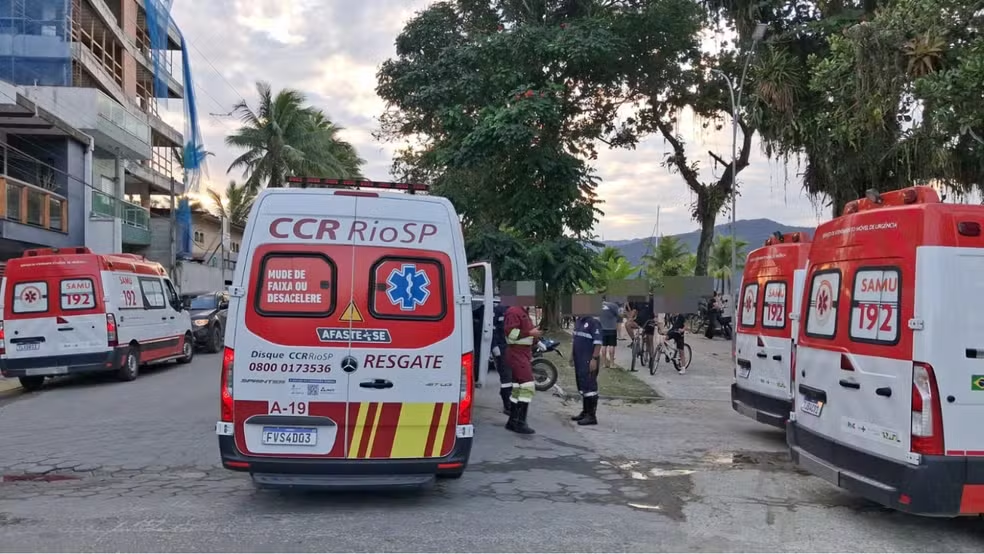 🌊🚤 Lancha naufraga durante forte ventania em Ubatuba; menina de 6 anos permanece em estado grave