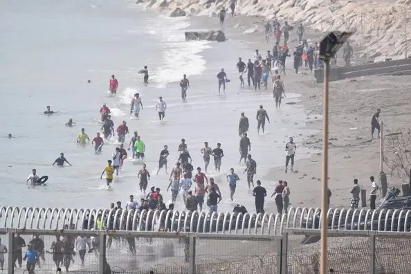 🌍🚨 Milhares de Migrantes Chegam a Ceuta e Agravam Crise Humanitária na Fronteira entre Espanha e Marrocos