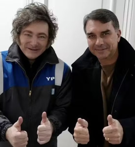 🗳️🇧🇷 Javier Milei participa da convenção do PL e acompanha oficialização da candidatura de Flávio Bolsonaro
