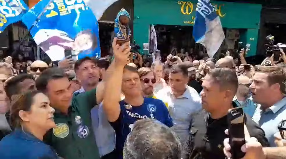 🙏 Flávio Bolsonaro e Tarcísio levantam imagem de Nossa Senhora Aparecida em ato de campanha