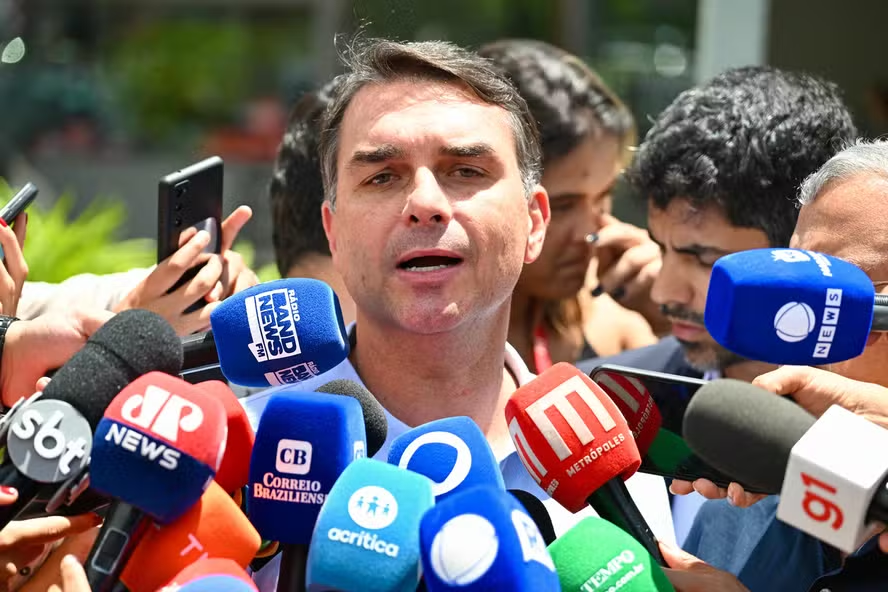 🎬 FLÁVIO BOLSONARO ACUSA OPERAÇÃO SOBRE ‘DARK HORSE’ DE INTERFERÊNCIA POLÍTICA