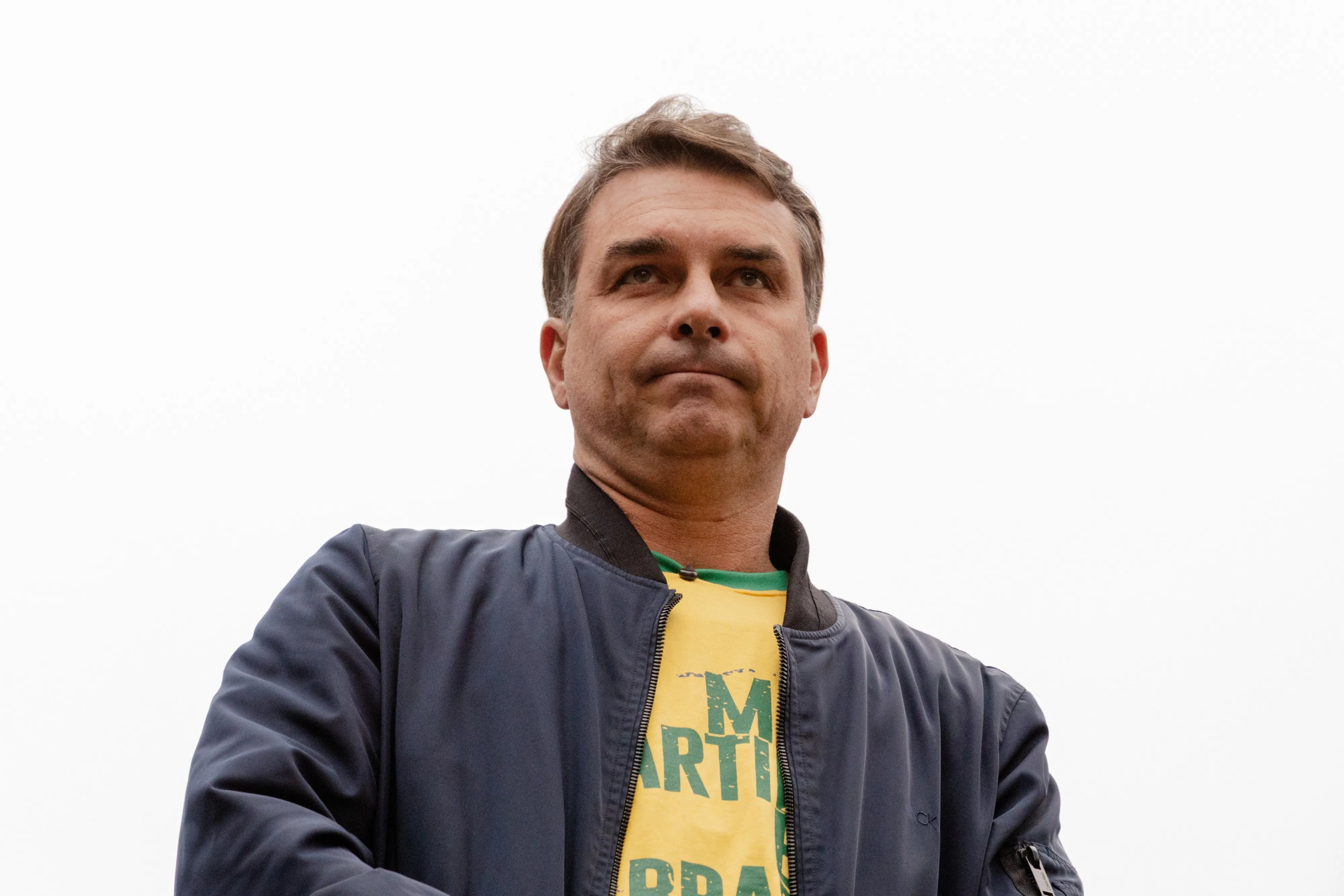 🏛️ Flávio Bolsonaro pressiona Fachin em meio à crise no STF e diz que “Brasil está sem presidente”