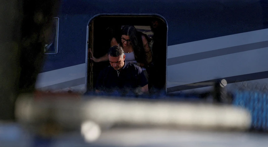 ✈️ Flávio Bolsonaro chega a Miami com a família após deixar o Brasil e descumprir ordem do STF