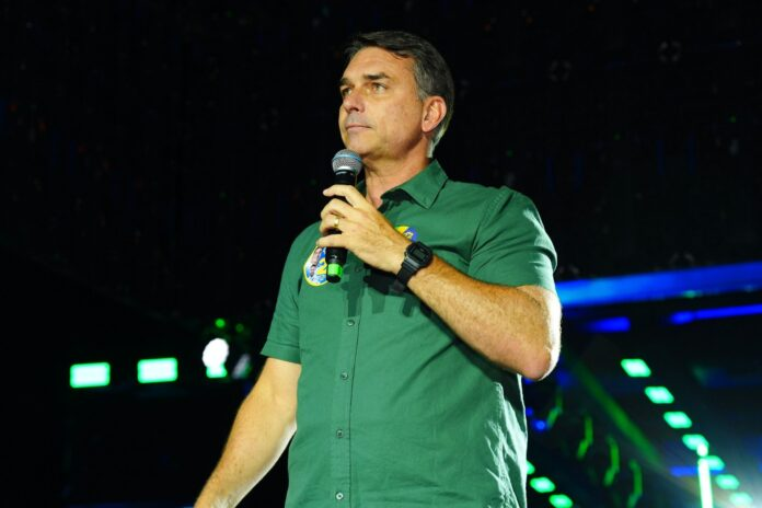 ⚖️ Moraes determina apreensão de passaportes de Flávio Bolsonaro