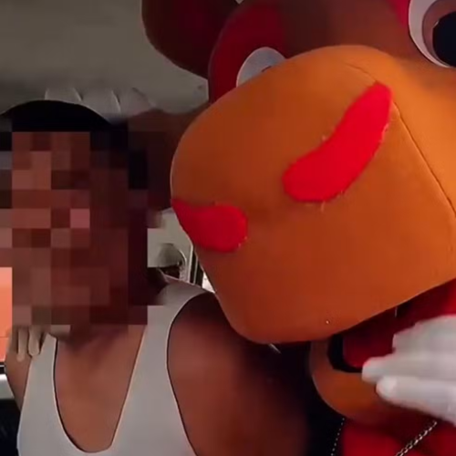 ⚽🎭 POLICIAIS SE DISFARÇAM DE MASCOTES DA COPA DO MUNDO E PRENDEM SUSPEITO DE TRÁFICO NO PERU