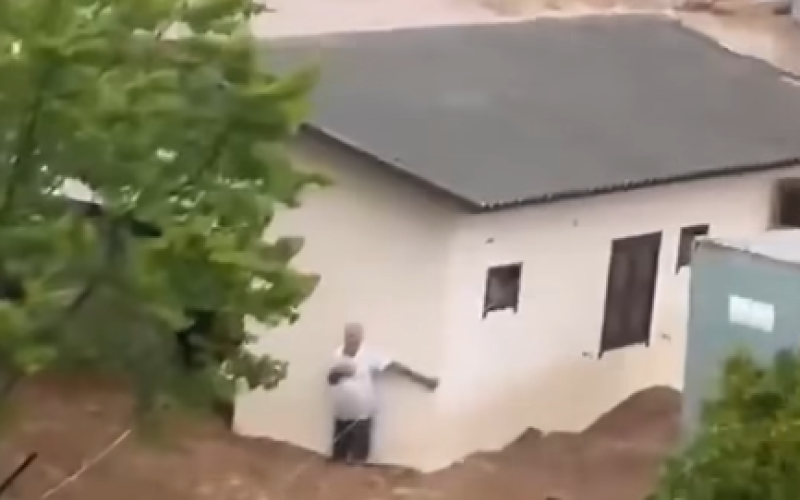 🌊 Vídeos registram avanço repentino do mar durante tsunami meteorológico em Santa Catarina