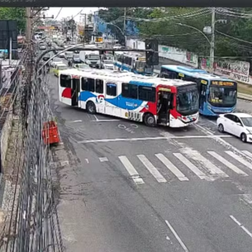 🚨 19 ônibus são usados como barricadas durante operação policial na Zona Norte do Rio