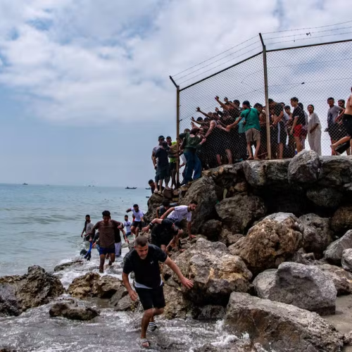 🌍 Crise migratória em Ceuta deixa dezenas de mortos após travessia em massa pelo Marrocos