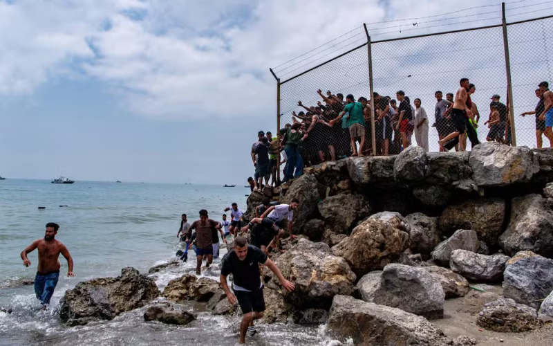 🌍 Crise migratória em Ceuta deixa dezenas de mortos após travessia em massa pelo Marrocos