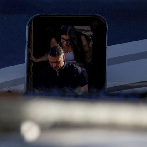 ✈️ Flávio Bolsonaro chega a Miami com a família após deixar o Brasil e descumprir ordem do STF