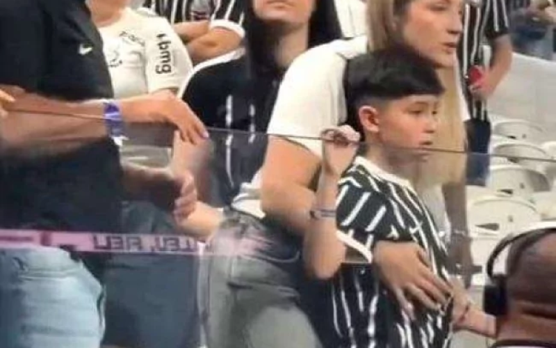 ⚽🚔 Torcedor mirim é escoltado pela polícia após ser hostilizado por parte da torcida do Corinthians