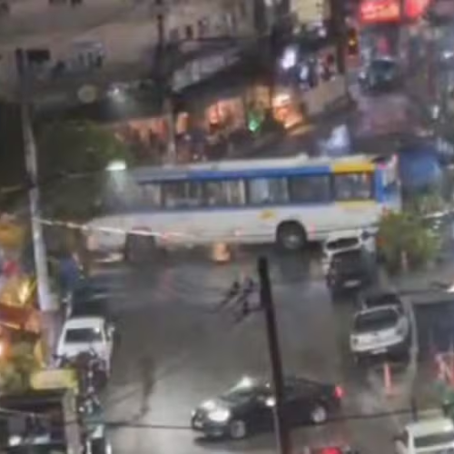 🚨 TIROTEIO DEIXA 4 MORTOS E 14 ÔNIBUS SÃO USADOS COMO BARRICADAS NA MUZEMA, NO RIO