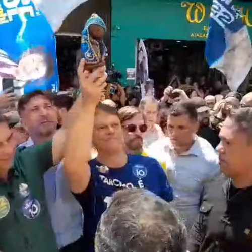 🙏 Flávio Bolsonaro e Tarcísio levantam imagem de Nossa Senhora Aparecida em ato de campanha