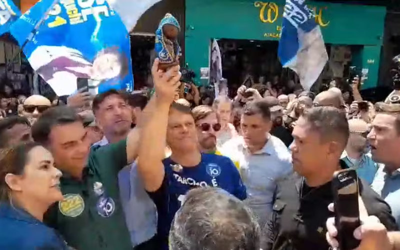🙏 Flávio Bolsonaro e Tarcísio levantam imagem de Nossa Senhora Aparecida em ato de campanha
