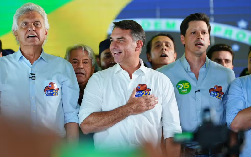 🏛️ Flávio Bolsonaro detalha propostas de mudança na Constituição