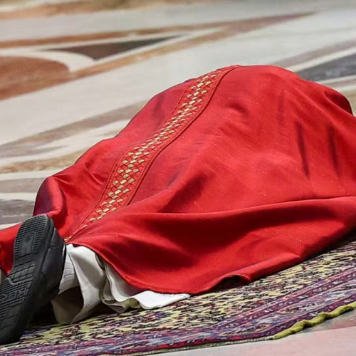 🇻🇦 Vaticano: Papa Leão XIV realiza rito de prostração na celebração da Paixão de Cristo