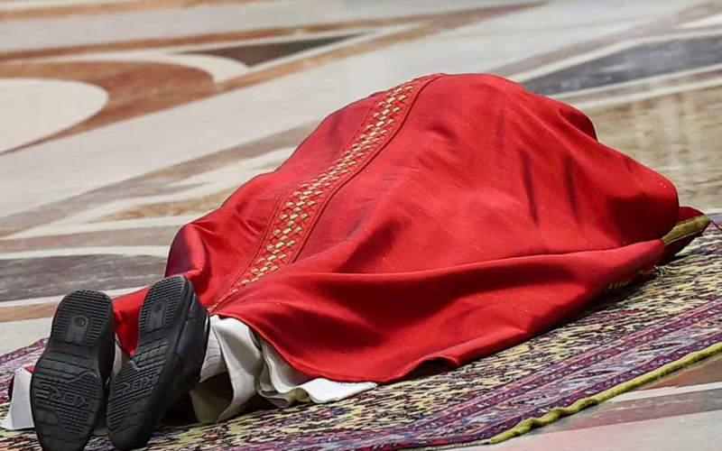 🇻🇦 Vaticano: Papa Leão XIV realiza rito de prostração na celebração da Paixão de Cristo