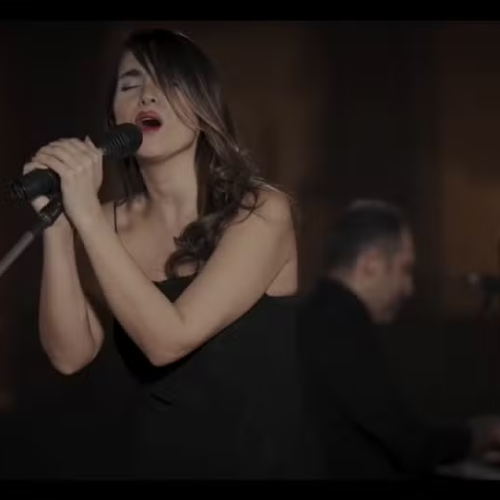 🎤⚖️ CANTORA IRANIANA É CONDENADA A 74 CHIBATADAS APÓS APRESENTAÇÃO SEM HIJAB