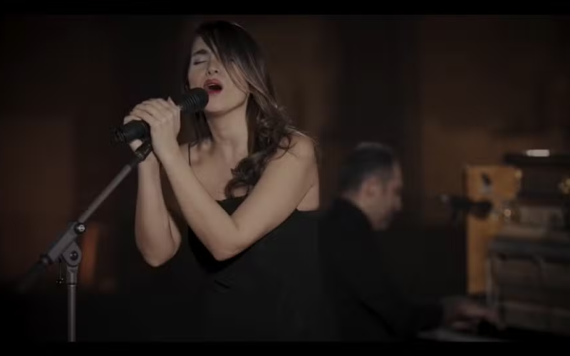 🎤⚖️ CANTORA IRANIANA É CONDENADA A 74 CHIBATADAS APÓS APRESENTAÇÃO SEM HIJAB