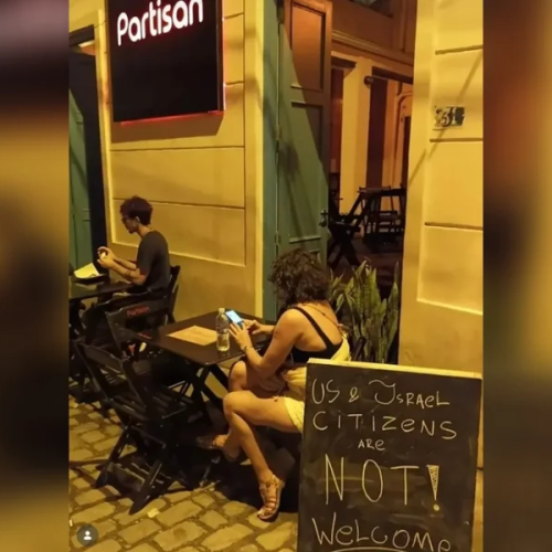 🏛️ Bar no Rio é multado após placa restringindo clientes por nacionalidade gerar polêmica