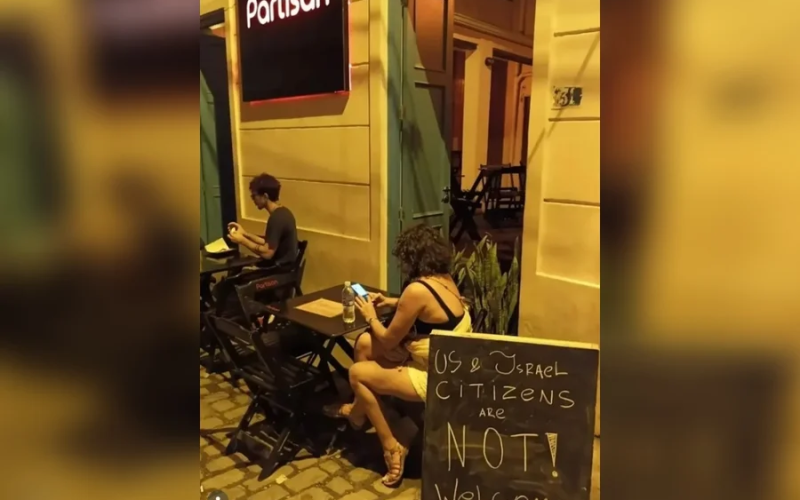 🏛️ Bar no Rio é multado após placa restringindo clientes por nacionalidade gerar polêmica