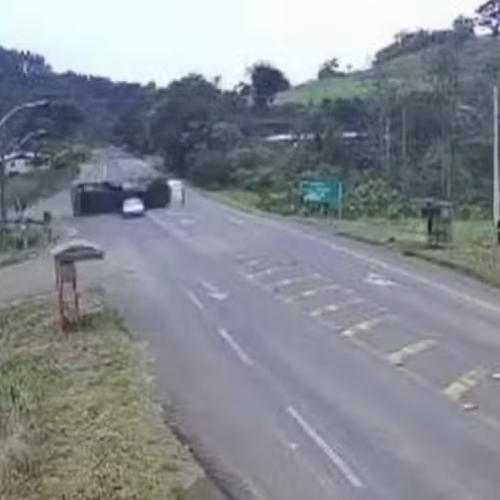🚨🚗 CARRO ESCAPA POR SEGUNDOS DE SER ATINGIDO POR CAMINHÃO QUE TOMBOU EM SANTA CATARINA