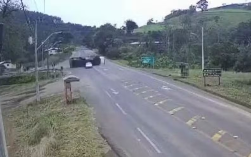 🚨🚗 CARRO ESCAPA POR SEGUNDOS DE SER ATINGIDO POR CAMINHÃO QUE TOMBOU EM SANTA CATARINA