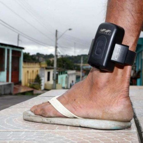 🚨 Homem é abordado usando tornozeleira eletrônica falsa para atrair mulheres no Rio de Janeiro