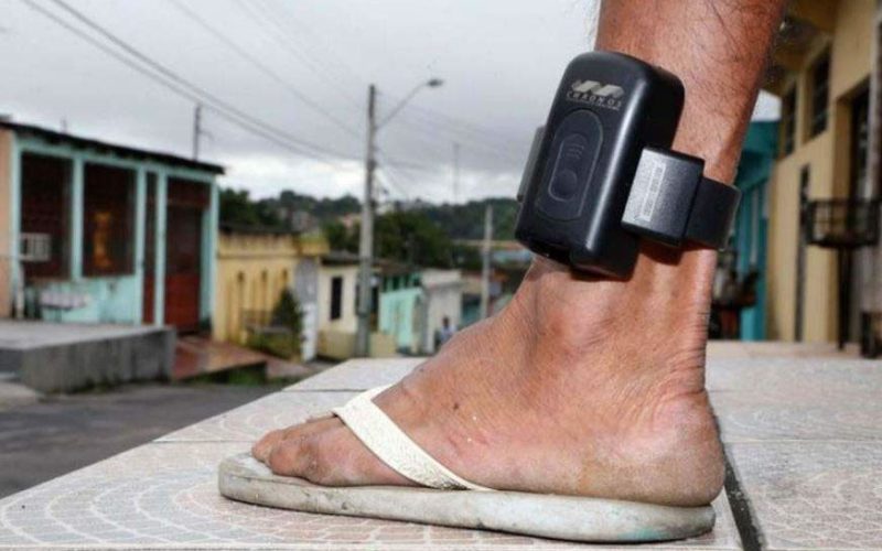 🚨 Homem é abordado usando tornozeleira eletrônica falsa para atrair mulheres no Rio de Janeiro