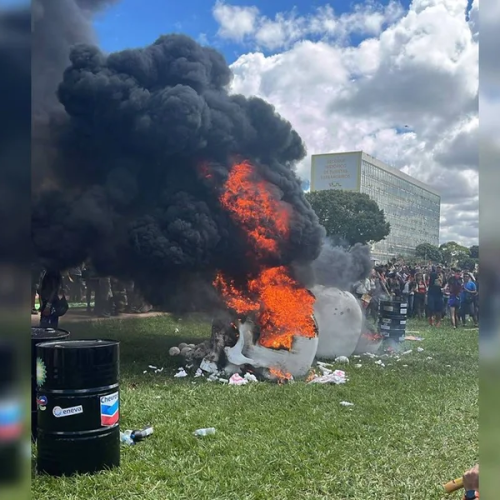 📰 Indígenas realizam ato simbólico com fogo durante protesto em frente ao Congresso