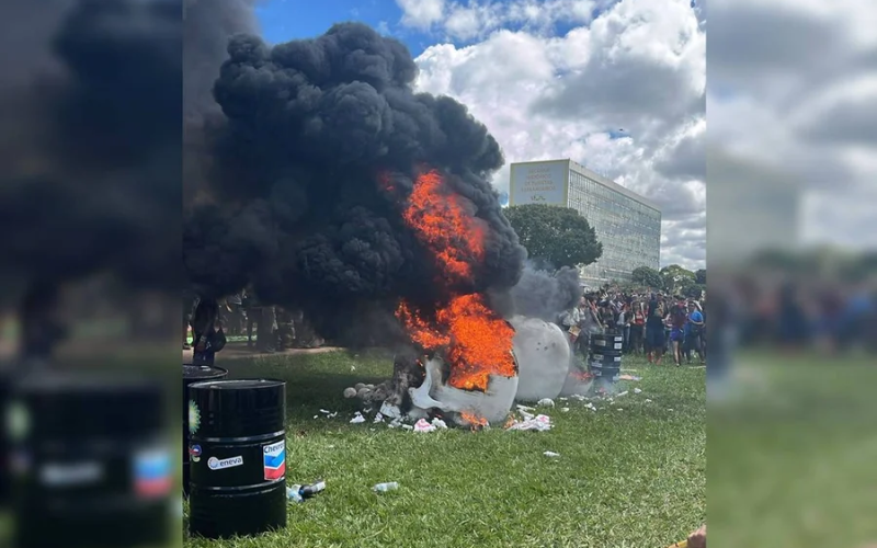 📰 Indígenas realizam ato simbólico com fogo durante protesto em frente ao Congresso