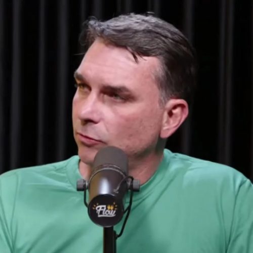 🗣️ Política | Flávio Bolsonaro Diz que Não Assistiu a Vídeo de Michelle e Afirma que Não Mantém Mais Relação com a Ex-Primeira-Dama