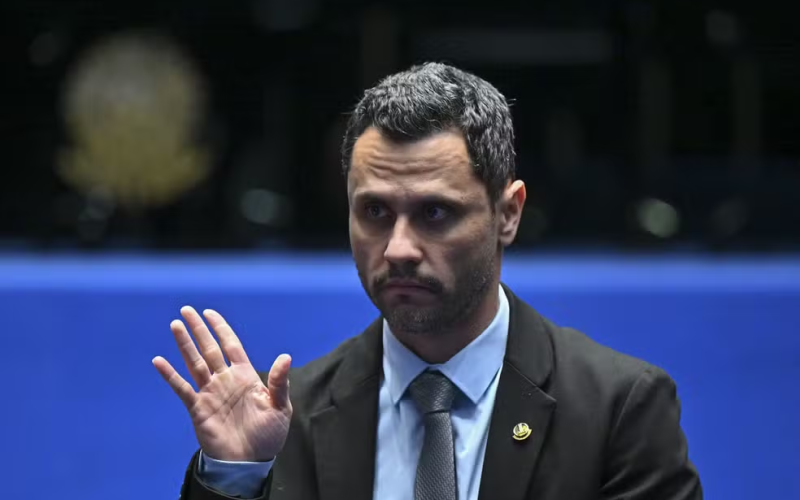 🔄 CLEITINHO VOLTA ATRÁS E PEDE PARA DISPUTAR GOVERNO DE MINAS APÓS DESISTÊNCIA 🏛️