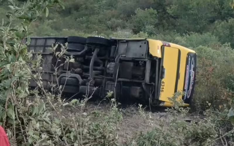 📰🚨 Ônibus com romeiros tomba no Ceará e deixa 2 mortos e dezenas de feridos na CE-456