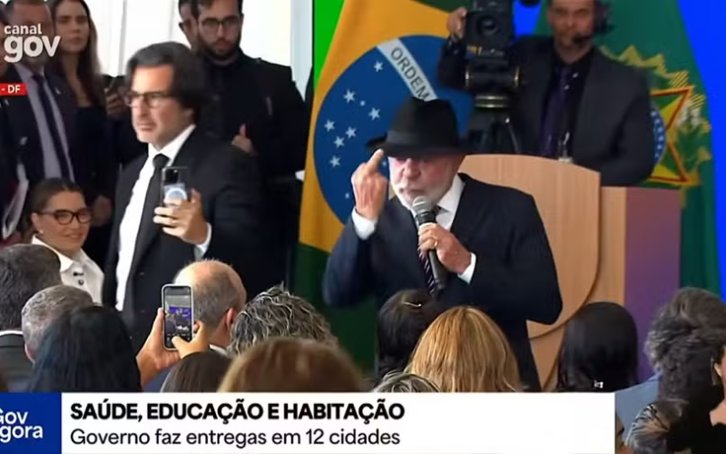 🖐️ Lula faz gesto obsceno durante evento oficial no Palácio do Planalto