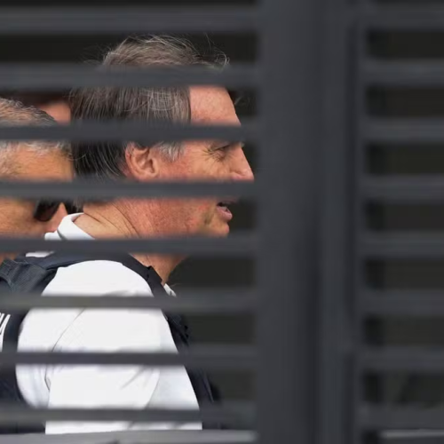 Bolsonaro recebe alta após internação por broncopneumonia e inicia prisão domiciliar em Brasília