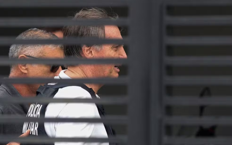 Bolsonaro recebe alta após internação por broncopneumonia e inicia prisão domiciliar em Brasília