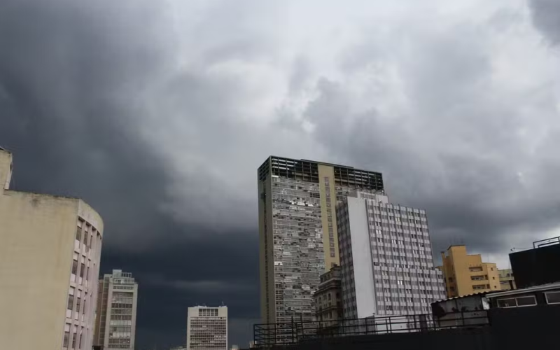 🌪️ Ciclone extratropical aumenta risco de ventania no Sudeste com rajadas de até 110 km/h