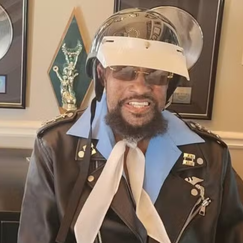 🎵 Luto na Música: Morre Victor Willis, vocalista do Village People e eterno “policial” de Y.M.C.A., aos 74 anos