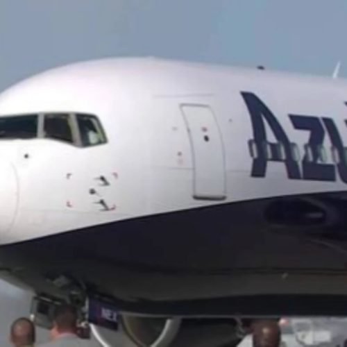 ✈️ Avião da Seleção Brasileira com Apenas um Jogador Ganha Destaque na Imprensa Internacional Após Eliminação na Copa