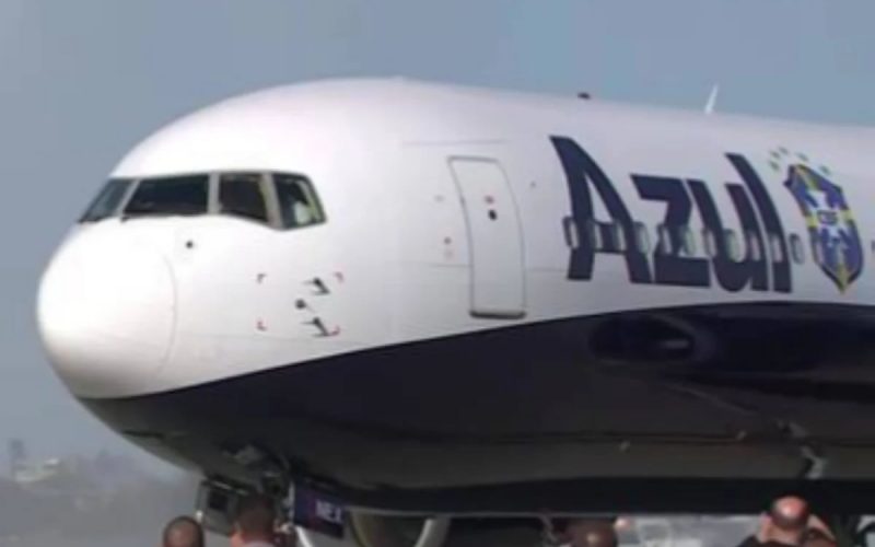 ✈️ Avião da Seleção Brasileira com Apenas um Jogador Ganha Destaque na Imprensa Internacional Após Eliminação na Copa