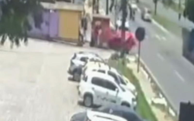 🚗 Carro capota ao tentar desviar de motocicleta em Igarassu, na Grande Recife