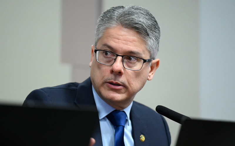 ⚖️ Alessandro Vieira acusa Dino de enfraquecer Fachin e critica atuação do STF