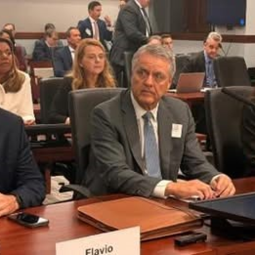 🌎 Flávio Bolsonaro elogia o Pix nos EUA e critica cenário político brasileiro durante agenda internacional