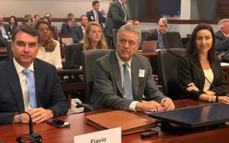 🌎 Flávio Bolsonaro elogia o Pix nos EUA e critica cenário político brasileiro durante agenda internacional