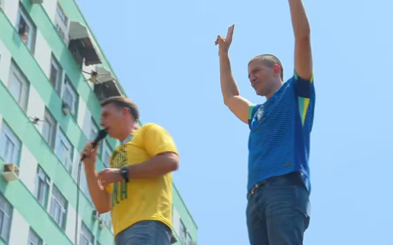 🇧🇷 Flávio Bolsonaro promete receber faixa presidencial do pai e propõe reduzir maioridade penal para 16 anos