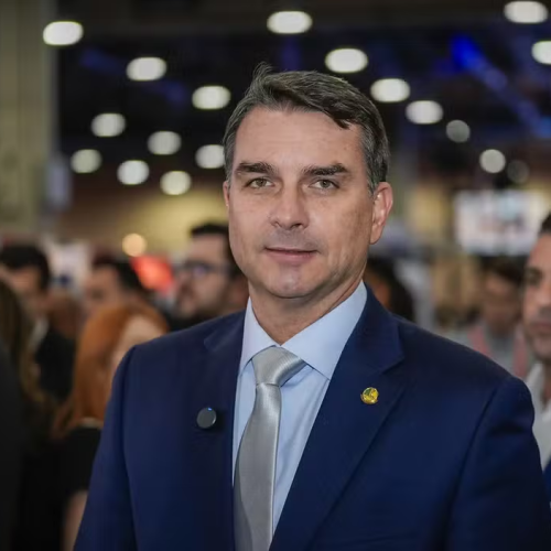 🇧🇷🇺🇸 Flávio Bolsonaro desembarca em Washington e aguarda reunião com Donald Trump
